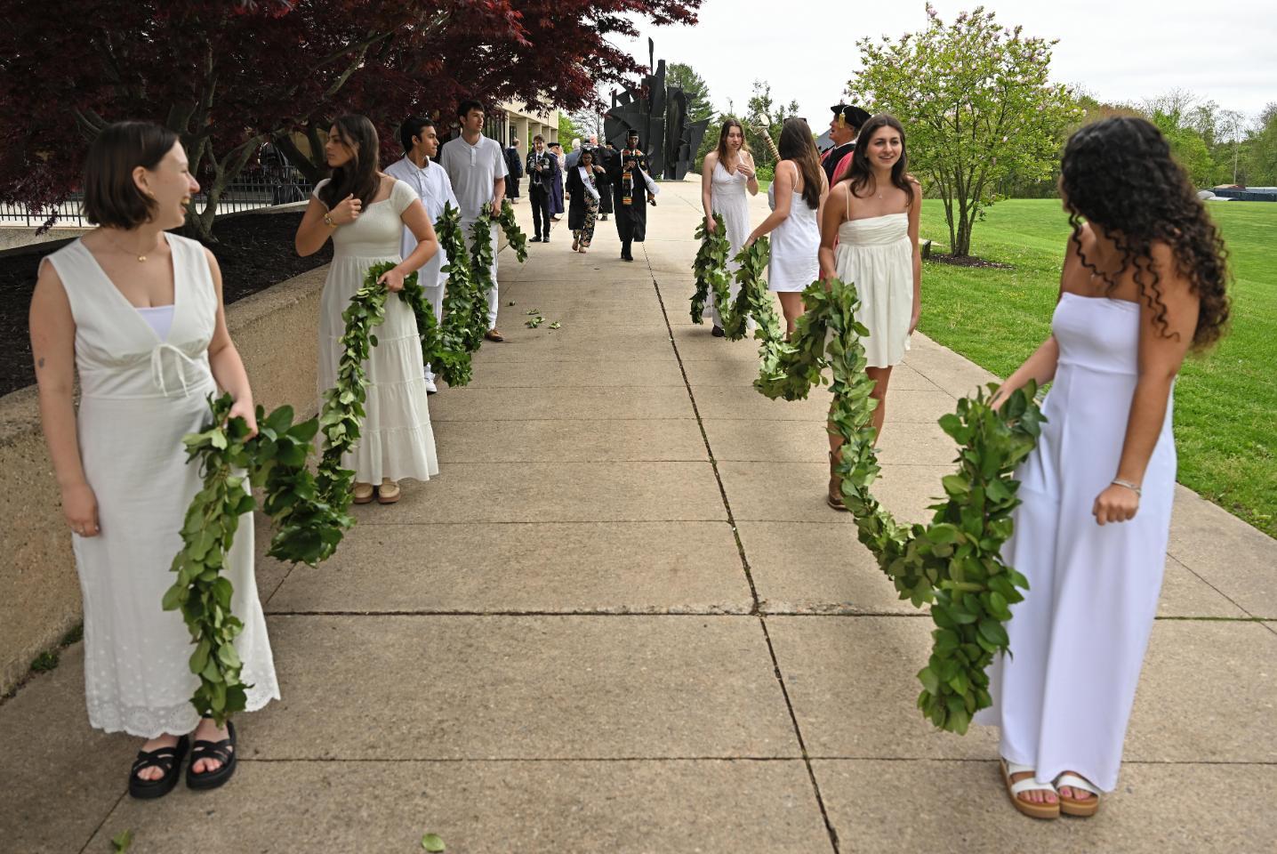 Juniors hold the laurel chain at Commencement 2024