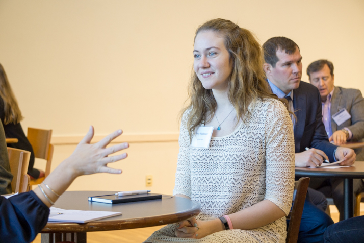 A student meets one-on-one with an alumni adviser at Fast Forward